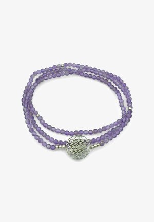 Lila facettierte Perlenarmband, dreimal gewickelt, mit einem silbernen runden Anhänger, der ein geometrisches Lebensblumenmuster zeigt.