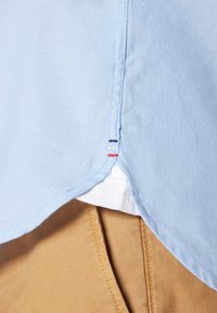 Tommy Hilfiger FLEX DOBBY - Button down-skjorte - cloudy blue