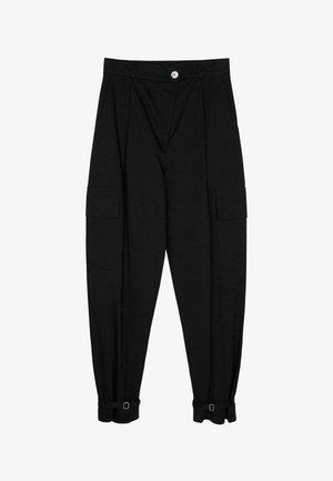 Črne cargo hlače iz bombaža z ohlapnim krojem, ki vključujejo gube, stranske žepke in nastavljive manšete z kovinskimi dodatki.