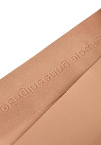 Tessuto in tonalità nude con una texture liscia; presenta un marchio impressa. Il materiale ha una leggera lucentezza ed è piegato.