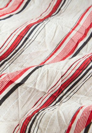 Gewebter Baumwollstoff mit rot-schwarzen und beigefarbenen Streifenmustern und zerknitterter Textur. Die Linien variieren in Dicke und Abstand.