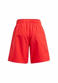 Pantalones cortos rojos de tela suave, con cinturilla elástica y un bolsillo trasero. El diseño es simple con piernas rectas.