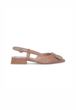 Scarpa slingback in suede rosa con tacco basso, punta affusolata e decorazione in strass sul davanti. Dotata di cinturino regolabile.