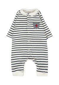 Pasiasty kombinezon wykonany z miękkiej tkaniny, z granatowo-białymi paskami, białym kołnierzykiem, z przodu na guziki oraz z kieszonką na łatkę z czerwonymi detalami.