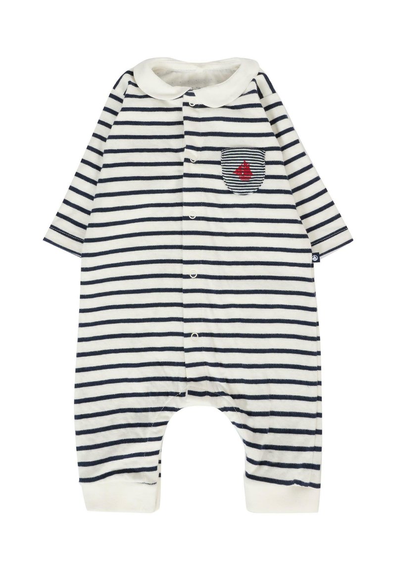 Pasiasty kombinezon wykonany z miękkiej tkaniny, z granatowo-białymi paskami, białym kołnierzykiem, z przodu na guziki oraz z kieszonką na łatkę z czerwonymi detalami.