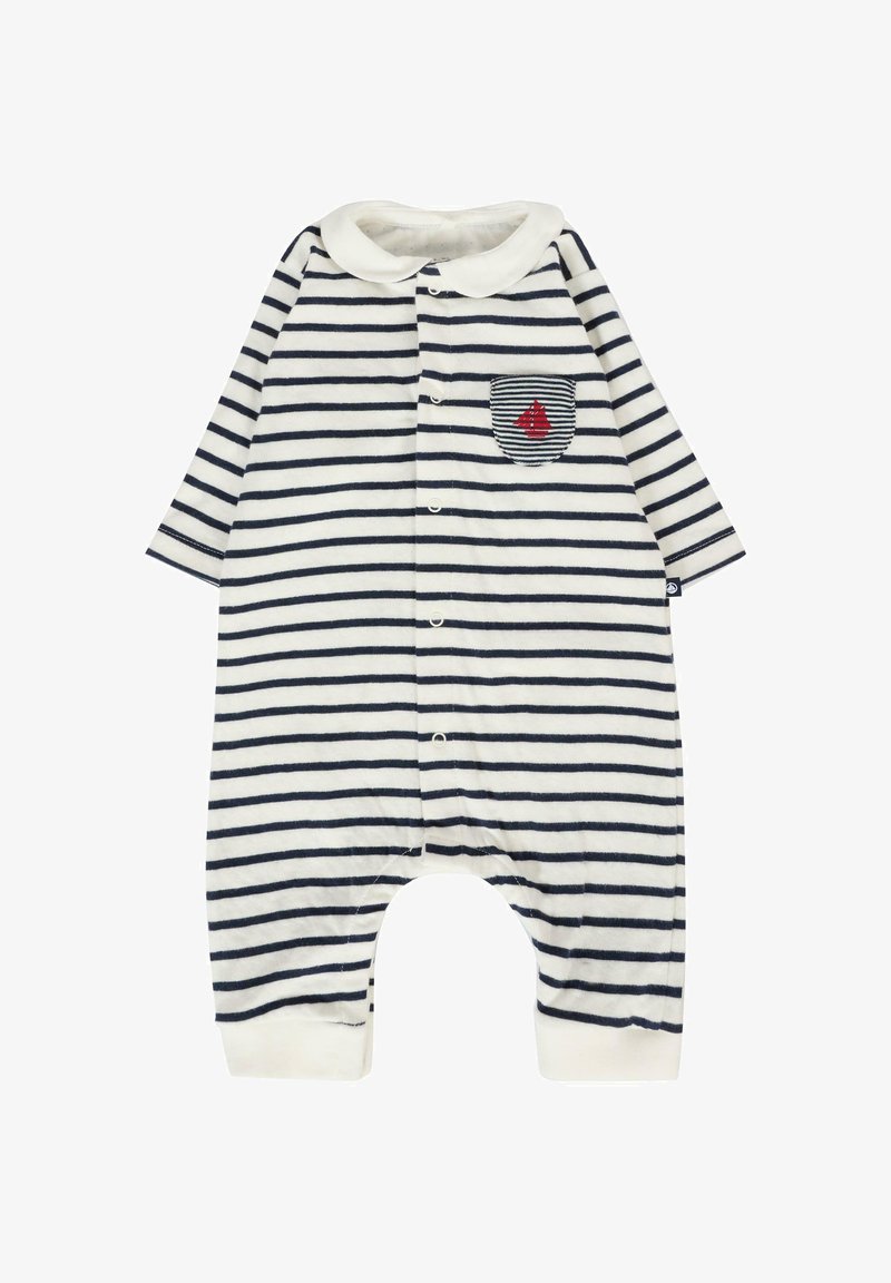 Une combinaison rayée en tissu doux, avec des rayures bleu marine et blances, un col blanc, des boutons à l'avant et une poche plaquée avec des détails rouges.