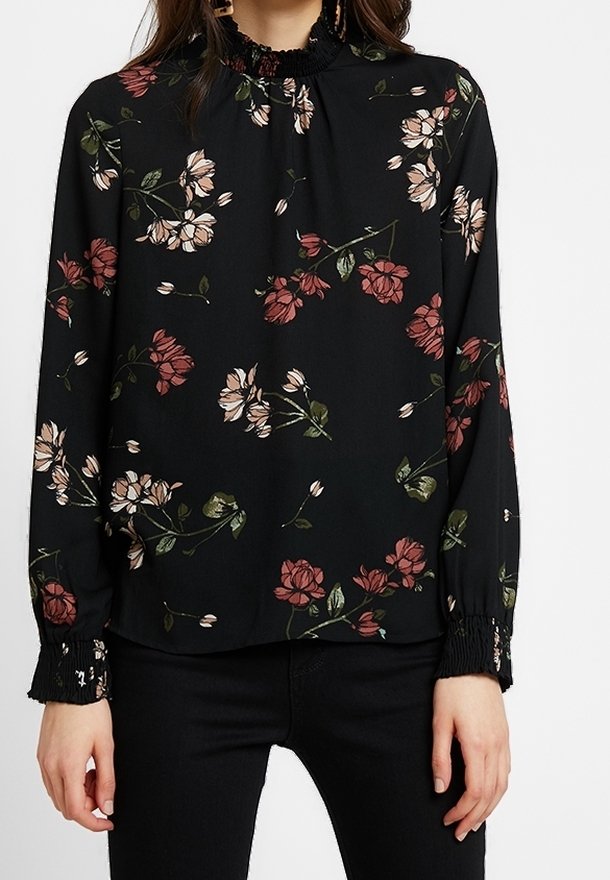 Schwarz blumige Bluse mit einem gerafften Ausschnitt, langen Ärmeln und zarten Mustern aus rosa und cremefarbenen Blumen mit grünen Blättern.