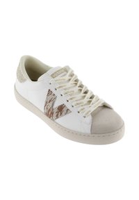 Sneaker bianca con accenti beige, tallone beige testurizzato e lacci chiari. Il lato presenta un logo distintivo marrone con motivo. Punta in suede.