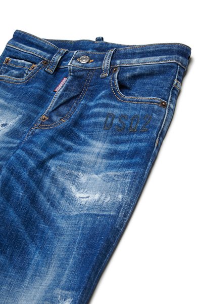 Jeans aus Denim in Dunkelblau mit einer ausgewaschenen Optik, mit Knopfverschluss, fünf Taschen und eingeprägtem "DSQ2"-Logo in der Nähe des Bundes.