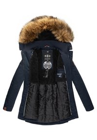 Mornarska parka jakna z umetnim krznenim kapuco, prešito črno podlogo in mehko notranjo teksturo. Vsebuje oznako blagovne znamke in dekorativne naglase znotraj.