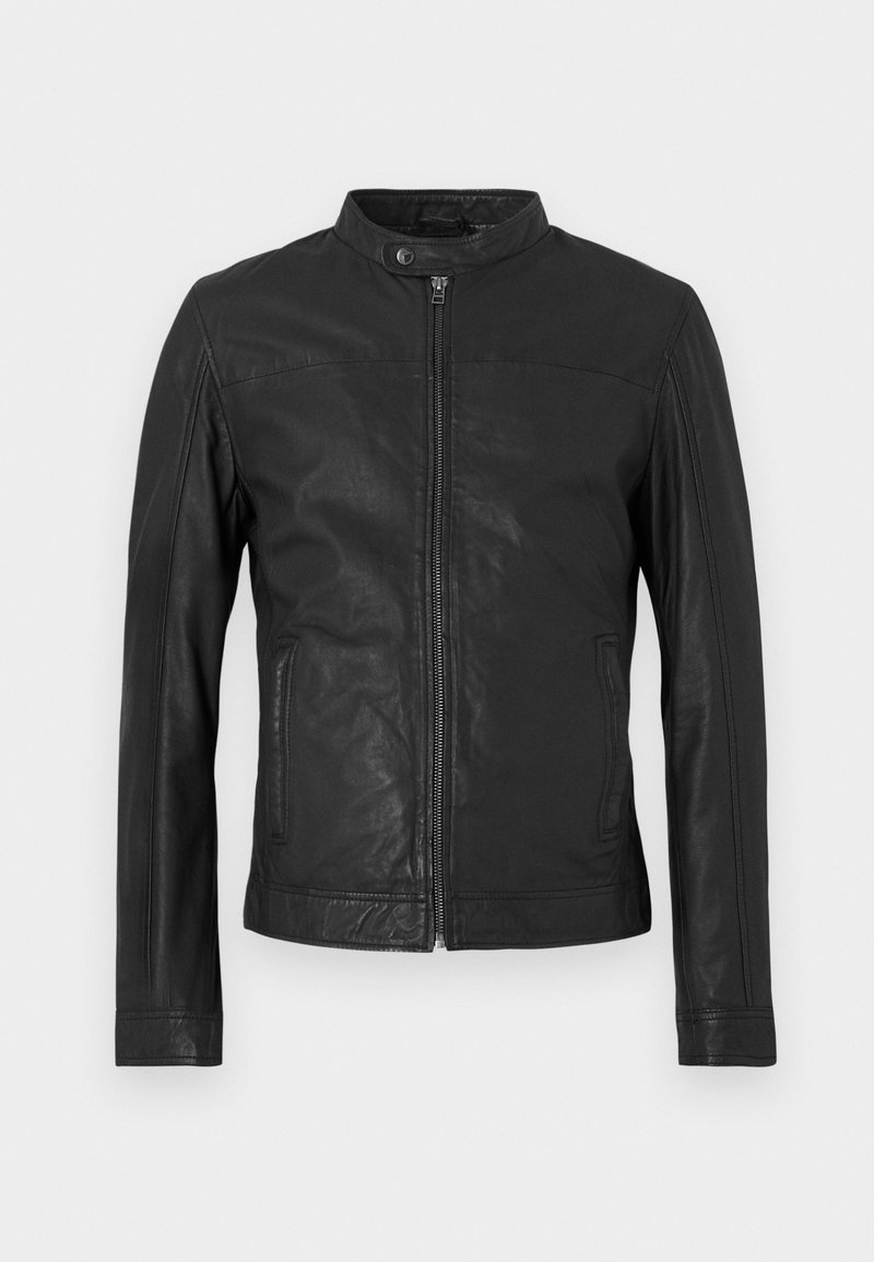 Schwarze Lederjacke mit Stehkragen, Frontreißverschluss, zwei Seitentaschen und glatter Textur. Taillierte Passform mit minimalen Nahtdetails.