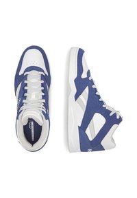 Kék és fehér magasszárú tornacipő, velúr és hálós anyagból; perforációkkal, fűzőkkel és oldalsó márkajelzéssel rendelkezik.