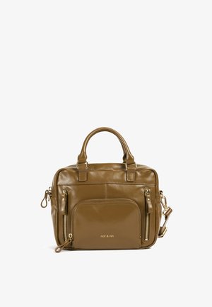 Bruine leren handtas met dubbele bovenhandvatten, buitenzakken met ritssluiting, gladde textuur en gouden accenten, met het merknaam gegraveerd.