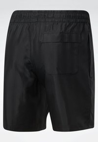 Short noir pour homme avec une taille élastique et une poche arrière à rabat, vu de dos.