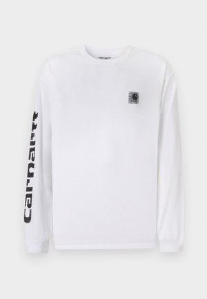 Valge pika varrukaga puuvillane T-särk, mille rinnal on väike must logoplaat ja vasakul varrukal julged mustad tähed.