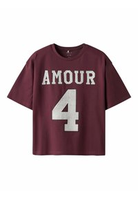 T-shirt en coton bordeaux à manches courtes, avec des lettres en strass blancs "AMOUR" et le numéro "4" sur le devant.
