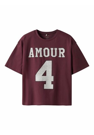 Burgundy cotton t-shirt with short sleeves, featuring white rhinestone lettering “AMOUR” and the number “4” on the front.