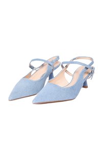 Scarpe slingback in denim blu con punta affilata, tacco basso, cinturini incrociati e fodera interna morbida.