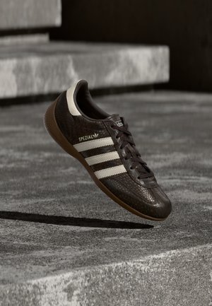 adidas Originals, HANDBALL SPEZIAL PRO - Маратонки - aurora coffee/off white