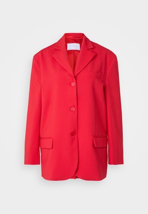 Rdeča blazer jakna iz gladkega blaga, z klasičnim ovratnikom, enojno prsno žepom, dvema sprednjima žepoma in zapenjanjem na tri gumbe.