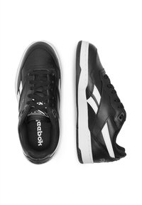 Čierne tenisky vyrobené z kože s hladkým povrchom. Obsahujú biele pruhované akcenty a polstrovaný jazyk a golier pre pohodlie.