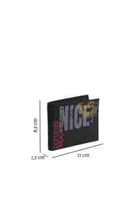 Billetera negra, 11 cm de ancho, 8.5 cm de alto, 1.5 cm de grosor. Presenta texto y gráficos en rojo, blanco y amarillo. Textura suave, forma rectangular.