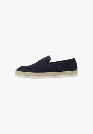 Mocasín azul marino de ante sin cordones con suela de esparto trenzado beige y suela exterior de goma blanca, vista lateral.