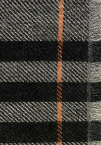 Tessuto di lana a quadri in grigio, nero e bianco, con una prominente striscia arancione. Strutturato con linee diagonali e blocchi a contrasto.