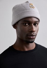 Selectat, grigio