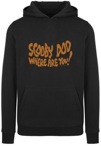 Sudadera con capucha negra que presenta "¡SCOOBY DOO, ¿DÓNDE ESTÁS!" en letras naranjas en negrita y texturizadas. Incluye un bolsillo delantero y puños acanalados.