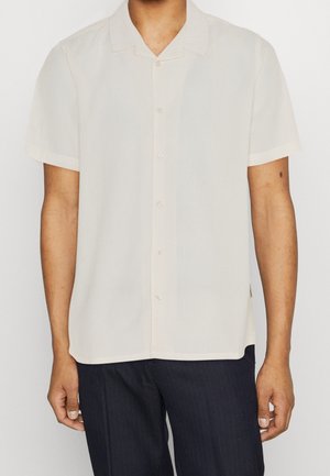 Korte mouwen, lichtbeige button-up shirt met een gestructureerde stof, subtiele verticale strepen en een puntige kraag.