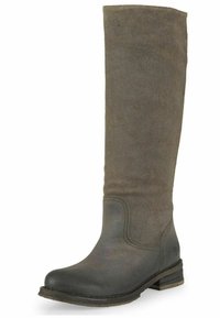 Bota de ante marrón hasta la rodilla con punta de cuero negro, tacón bajo apilado y textura suave. Presenta costuras mínimas y un logotipo sutil.