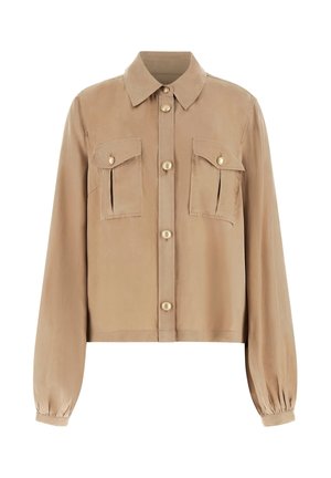 Camicia beige a maniche lunghe con bottoni, due tasche anteriori con patta, colletto appuntito e polsini arricciati.