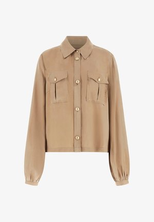 Camicia beige a maniche lunghe con bottoni, due tasche anteriori con patta, colletto appuntito e polsini arricciati.