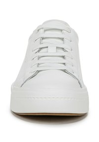 Sneaker en cuir blanc avec une texture lisse, un bout rond, des lacets plats et un design minimaliste. Semelle en caoutchouc et détails cousus sont visibles.