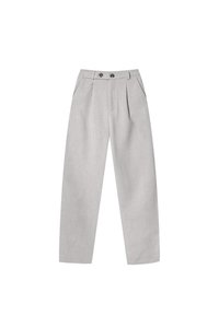 Pantalons gris clair en tissu lisse, avec une taille haute, deux plis avant, une fermeture à double bouton et des poches latérales.