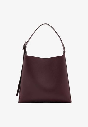 Sac à épaule en cuir marron foncé avec une large bandoulière ajustable et un corps rectangulaire simple et lisse.