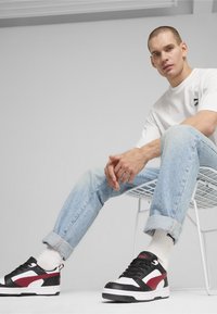 Puma REBOUND V6 UNISEX  - Zapatillas - white/intense red/black