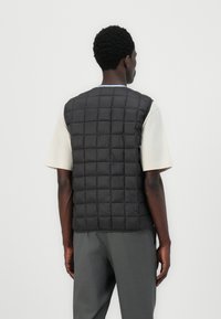 Only & Sons ONSGAVIN LIFE LIGHT QUILTED SNAP VEST - Weste - phantom