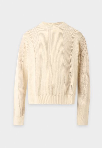 Pull en maille couleur crème avec manches longues et poignets côtelés, vu de dos sur un fond clair uni.