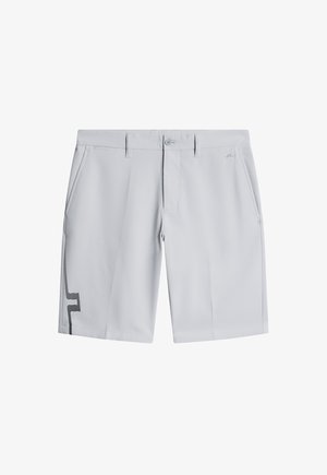 Jasnoszare szorty golfowe z gładkiego, lekkiego materiału. Posiadają dwie przednie kieszenie oraz czarny wzór w paski po lewej stronie.