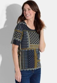 Marineblauw T-shirt met korte mouwen en ingewikkelde geometrische patronen in goud, wit en blauw. Heeft een ronde hals en een comfortabele pasvorm.