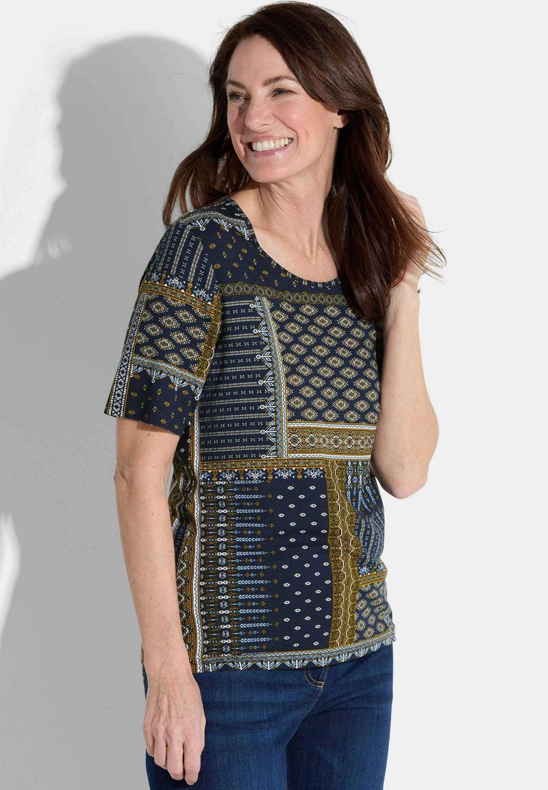 Marineblauw T-shirt met korte mouwen en ingewikkelde geometrische patronen in goud, wit en blauw. Heeft een ronde hals en een comfortabele pasvorm.