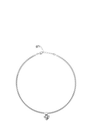 Collar de cadena plateada con un pequeño colgante en forma de corazón y cierre ajustable sobre un fondo blanco.