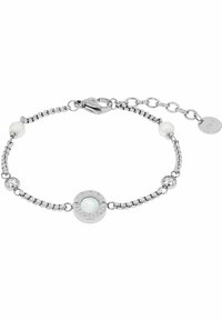 Pulsera de cadena de plata con acentos de perla y cristal, con un charm circular central grabado con "JOOP!" y una piedra similar a un ópalo.
