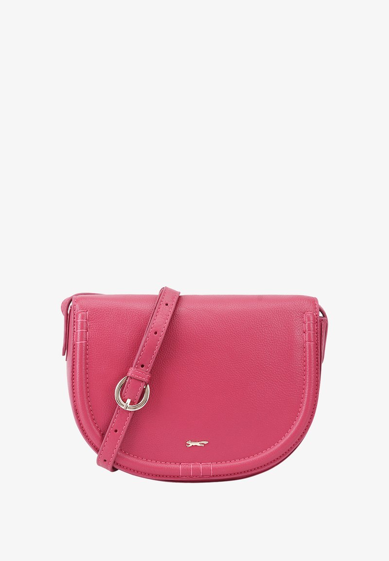 Sac bandoulière en cuir rose avec un rabat arrondi, surface texturée, bandoulière réglable, quincaillerie dorée et détail de marque subtil.