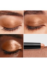 Bronzen crèmekleurige oogschaduw in stickformaat. Getextureerde glans, metallic finish. Aangebracht op de huid, toont een soepele toepassing en levendige kleur.