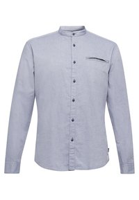 Camicia azzurra a maniche lunghe in un tessuto strutturato, con colletto a camicia, chiusura a bottoni e una piccola tasca sul petto.