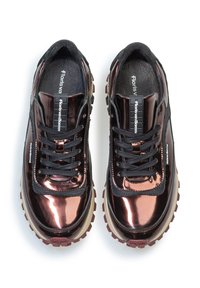 Metaliczne brązowe sneakersy z czarnymi akcentami, teksturowanymi nakładkami, okrągłymi sznurowadłami oraz solidnymi podeszwami z wyraźnymi rowkami zapewniającymi przyczepność.