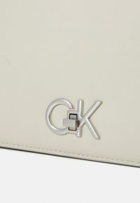 Calvin Klein DOUBLE GUSETT XBODY - Umhängetasche - ecru